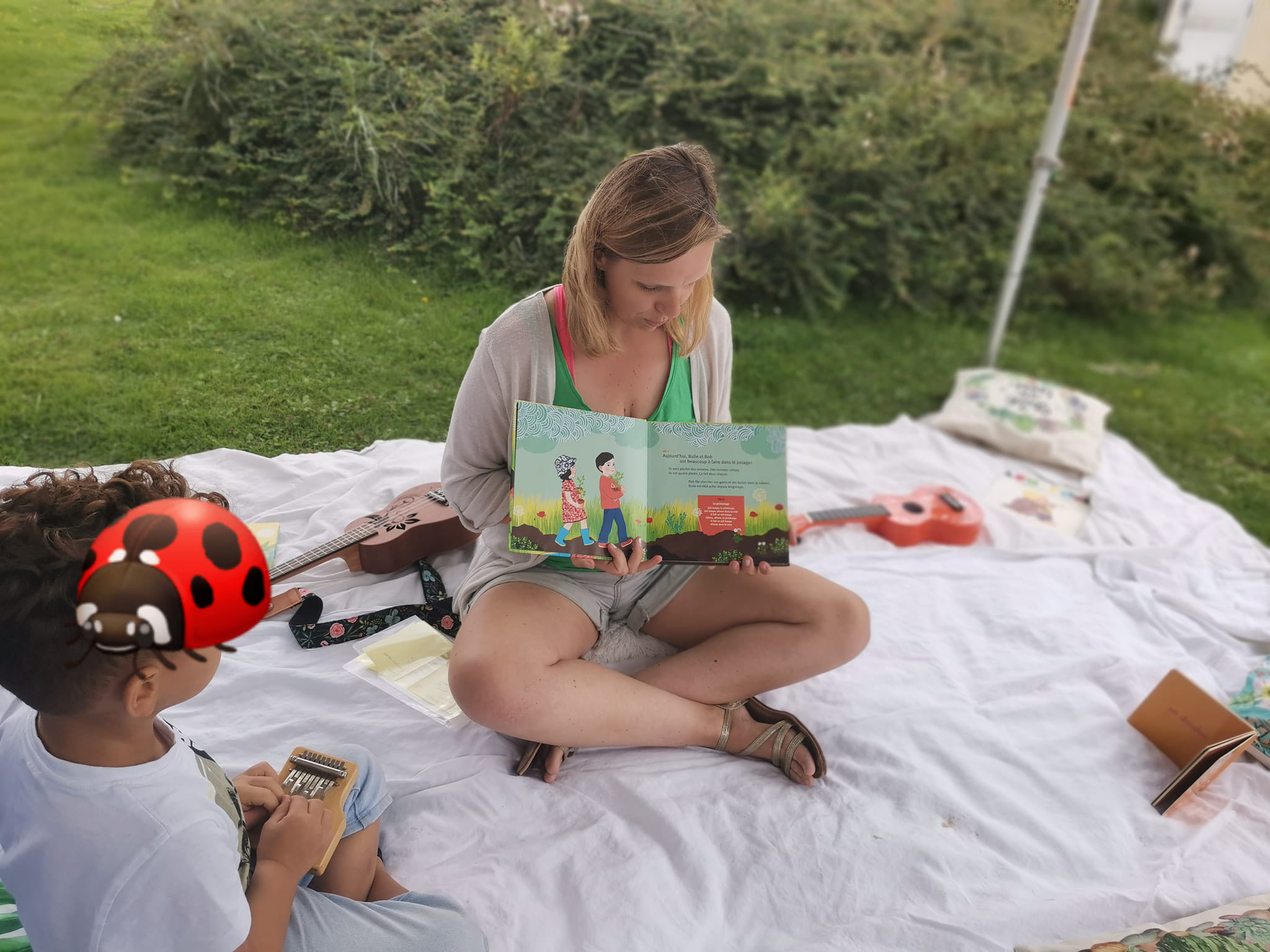 photo d'une animatrice en train de présenter un livre